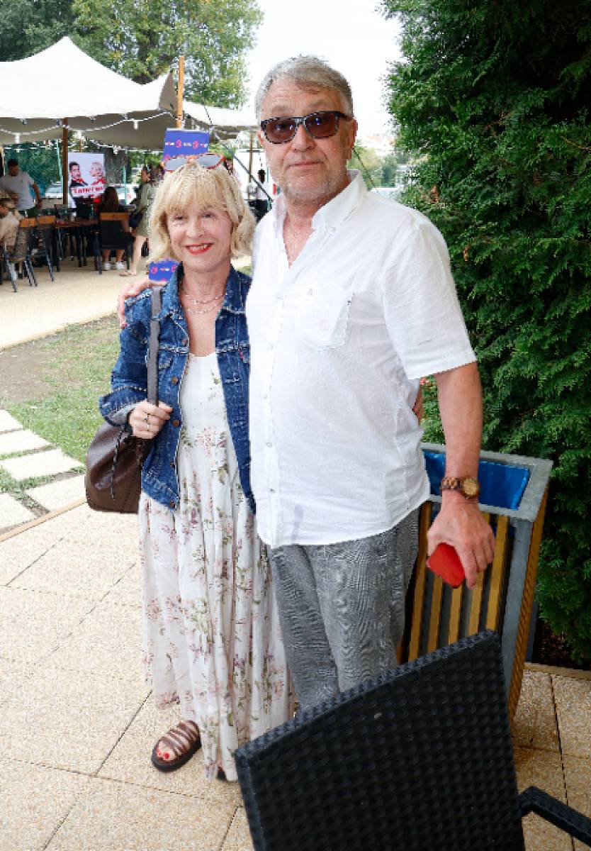 GALERIE - Dárky dostává jen jednou. Legendární tvář Ulice dnes slaví 72 let,  uhádnete, o koho jde? | KINOTIP2.cz