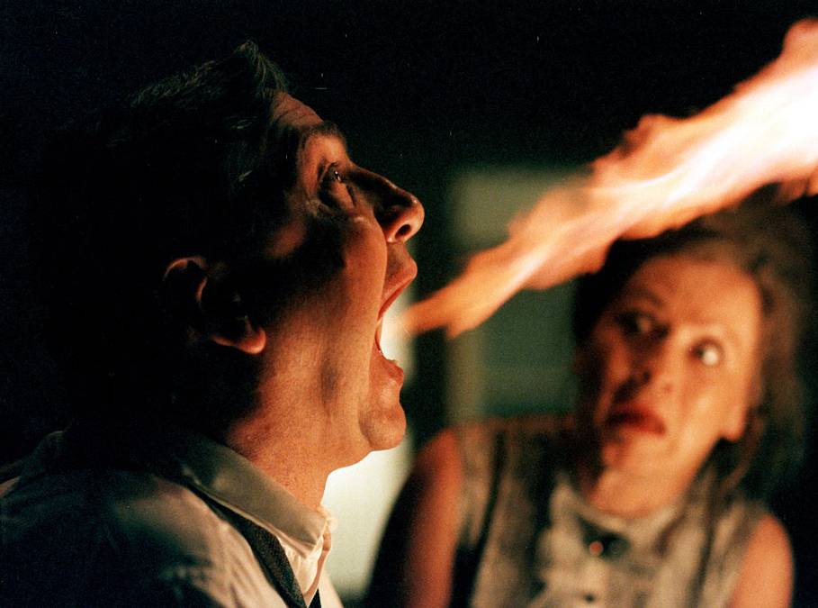 Trik, kdy si Donutil zapálí panáka, vypije ho a pak „vyfoukne“ plamen, se prý nacvičoval celý den. Protože to bylo fakt nebezpečné, asistovali u toho pyrotechnici. A aby byl plán B, stál za ním asistent s autogenem. Komické je, že pozorný divák prý může ve záběru na chvilku zahlédnout kousek techniky za jeho hlavou. Takže když máš pocit, že je to šílené, tak ano — bylo to šílené i na place.