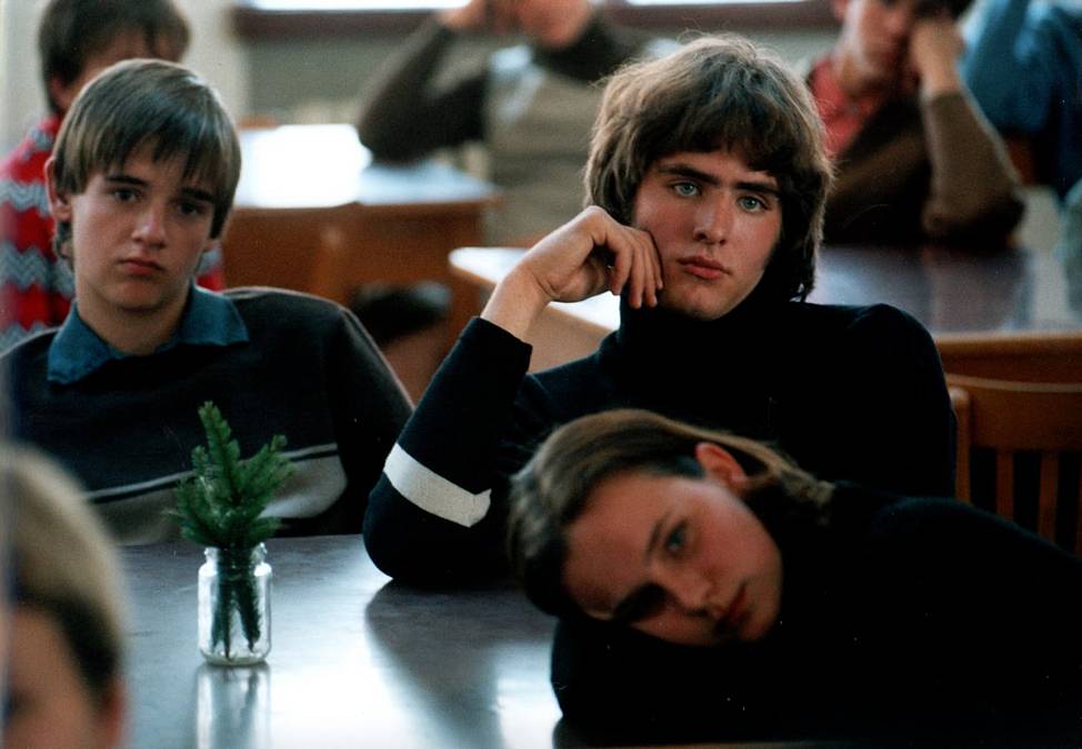 I tahle maličkost je vyloženě „pelíškovská“: velký tvrďák Kraus a přitom boj s novým chrupem. Podle zákulisních poznámek měl Jiří Kodet v době natáčení nově udělané zuby. A než si na ně zvykl, prý trochu šišlal. Přesto (nebo právě proto) působí jeho projevy ještě autentičtěji – jako když se člověk rozčiluje tak, že mu ujíždí i artikulace. A upřímně: Kraus by byl Kraus i se šišláním na pět jazyků.