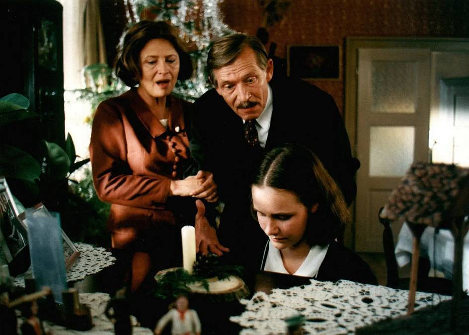 Na chodbě školy je moment, kdy Kodet přetáhne Duška holí. Podle jedné zákulisní verze to tvůrci vymysleli jako změnu oproti původnímu dialogu a Duškovi to dopředu neřekli. Výsledek tak měl být o to „pravdivější“. A Dušek si to údajně odnesl pořádnou modřinou. Tohle je přesně ta hranice, kdy komedie začne chutnat lehce po arnice.