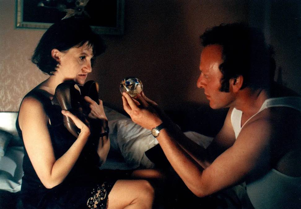 Eva Holubová věděla, že Jaroslav Dušek miluje improvizaci a že s ním nikdy nevíš, co přijde. Tak si prý vzala z domova dvojité spodní prádlo, aby měla klid. A ještě k tomu vběhla do šatny Simony Stašové pro stahovačky. Údajně je na sebe narvala tak, že je pak museli dokonce nastřihnout.