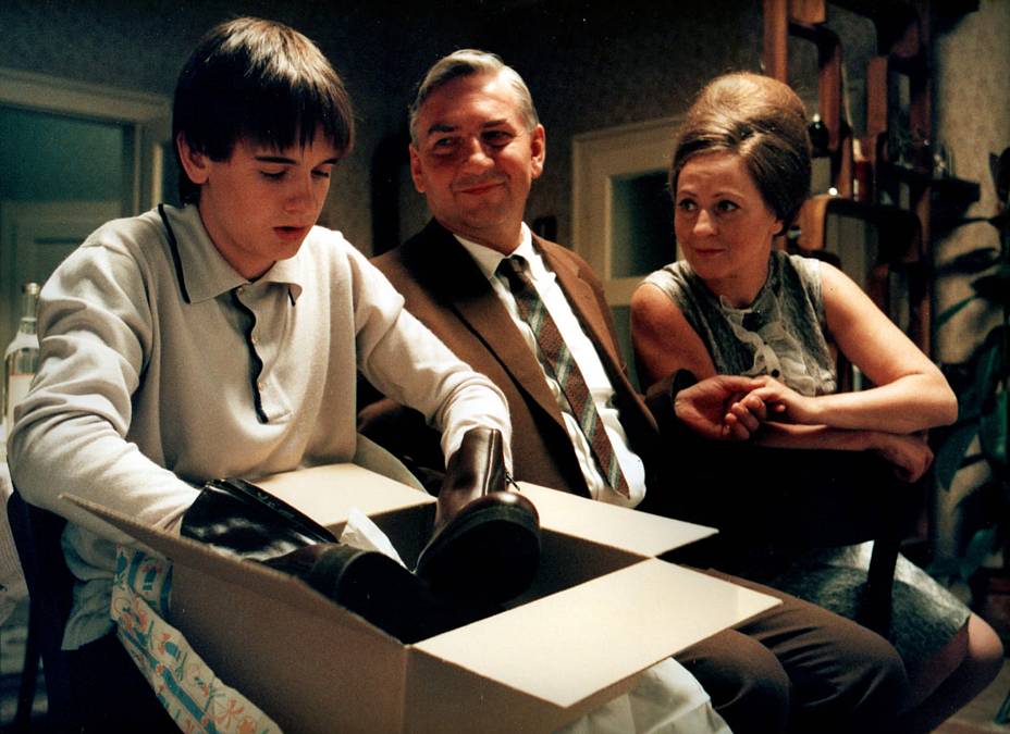 Bolek Polívka prý během natáčení prostě vzal zapálenou prskavku a z vlastní iniciativy ji „zapíchl“ Simoně Stašové do drdolu. Tahle věc nebyla ve scénáři a režisér to původně vůbec neplánoval. Nejlepší je, že reakce Stašové u zrcadla je podle zákulisních vzpomínek autentická. Protože to na kameře vypadalo skvěle (a taky to bylo absurdně vtipné), nechali to ve filmu.