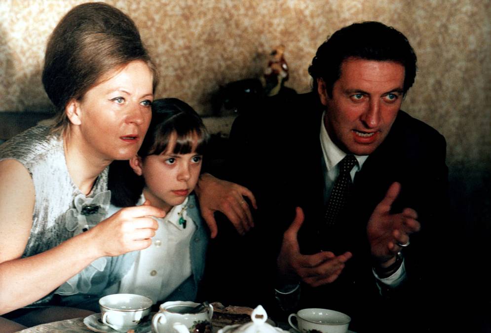 Jedna z nejcitovanějších vět filmu prý původně vůbec nebyla ve scénáři. Stella Zázvorková ji měla vystřelit jako improvizaci přímo během natáčení. A protože to sedlo jak prdel na hrnec (pardon), zůstalo to ve finálním střihu. Je to krásný příklad, jak někdy stačí jedna spontánní věta a narodí se legenda. A pak už jen slyšíš tu repliku pokaždé, když někdo vytáhne „nerozbitné“ skleničky.