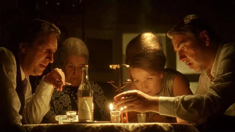 Scéna, kdy Duškovi v koupelně chytají vlasy od plynové karmy, se netočila jednou a dost. Podle zákulisních historek ji museli opakovat šestkrát. Duškovi mezitím stihly vlasy ohořet tak, že už „došel materiál“. Produkce to pak zachraňovala příčeskem. Realismus je super, dokud ti nesmrdí hlava po spálenině.