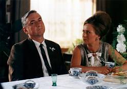 Jedna z historek říká, že se hned druhý natáčecí den „záhadně“ ztratil scénář s režijními poznámkami. Hledání prý rozpoutalo slušnou paniku, hlavně u režiséra. Nakonec se měl scénář najít mezi rekvizitami. Je to ten typ situace, kdy si říkáš: „Tohle by se do filmu taky hodilo.“ A zároveň se ti potí ruce, i když to jen čteš.