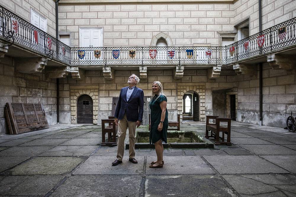 Zítra si uvařte čaj do svátečního hrnku a sledujte, jaké to je narodit se do postýlky s nebesy a s modrou krví