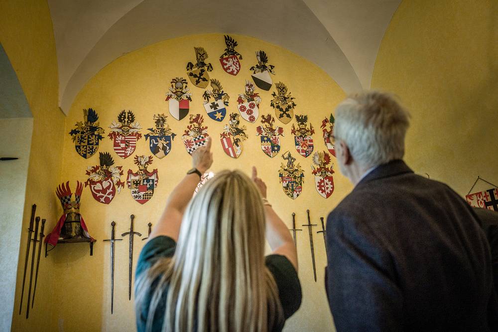 Zítra si uvařte čaj do svátečního hrnku a sledujte, jaké to je narodit se do postýlky s nebesy a s modrou krví