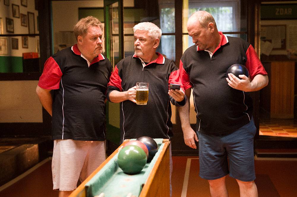 Novinka Někdo to rád v Plzni: když se láska hledá mezi pivovarem, kuželkami a sprostým papouškem