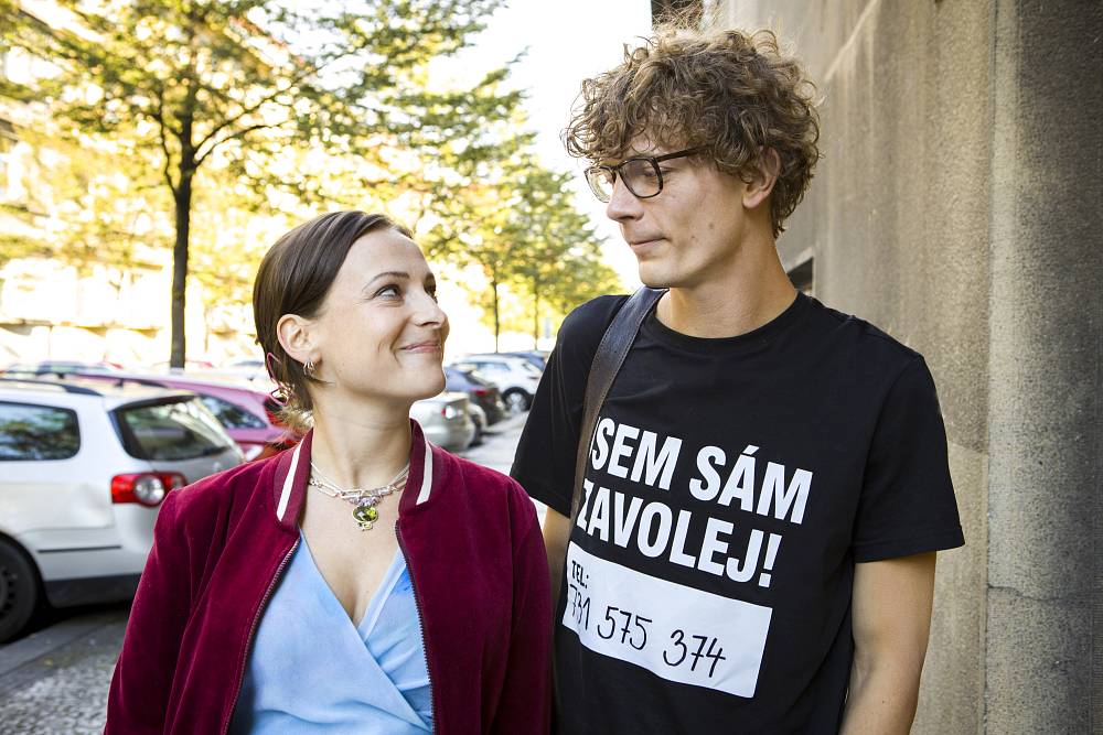 Novinka Někdo to rád v Plzni: když se láska hledá mezi pivovarem, kuželkami a sprostým papouškem