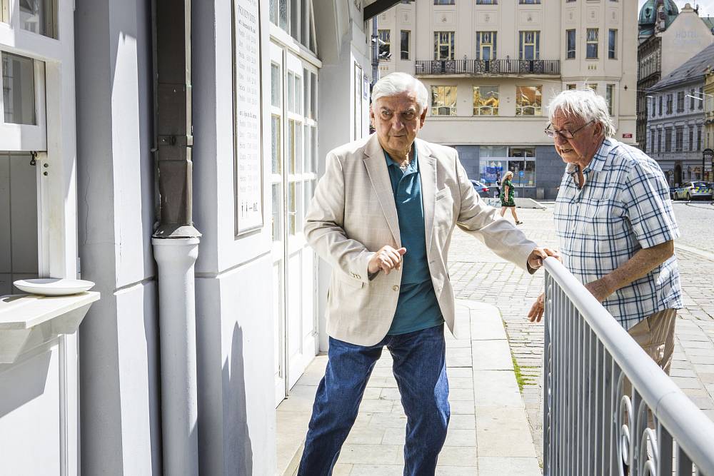 Novinka Někdo to rád v Plzni: když se láska hledá mezi pivovarem, kuželkami a sprostým papouškem