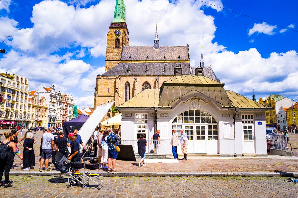 Novinka Někdo to rád v Plzni: když se láska hledá mezi pivovarem, kuželkami a sprostým papouškem