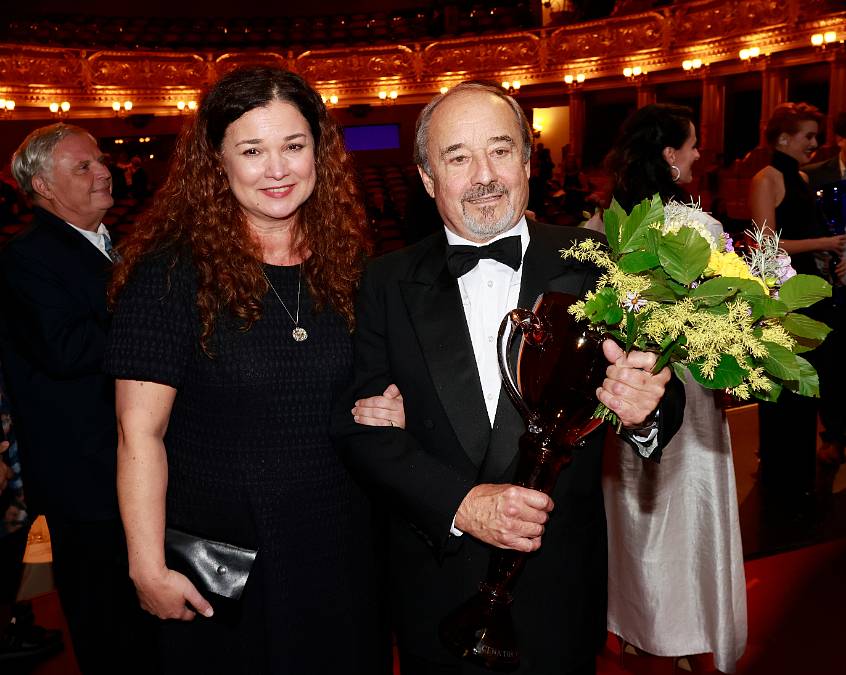 V seriálu Kamarádi má šťastnou rodinu, v reálu si prožila s manželem peklo, ale nevzdala se a jde dál