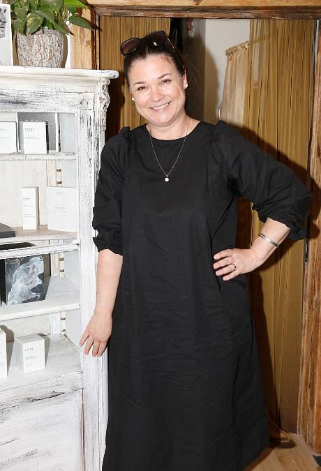 V seriálu Kamarádi má šťastnou rodinu, v reálu si prožila s manželem peklo, ale nevzdala se a jde dál