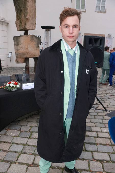 Oskar Hes už nebydlí s mužem, ale byt konečně sdílí se svou krásnou přítelkyní