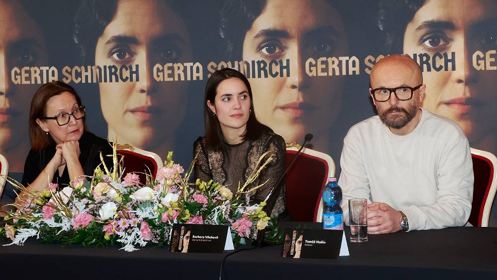 Barbora Váchová se představí jako mladá Gerta Schnirch. Dívka, která je po válce obětí odsunu