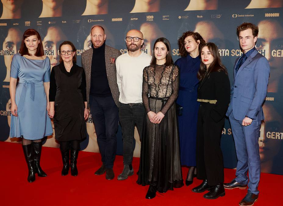 Barbora Váchová se představí jako mladá Gerta Schnirch. Dívka, která je po válce obětí odsunu