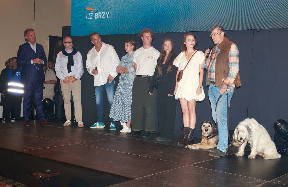 Neslyšící Adam ze seriálu Polabí je synem známé herečky