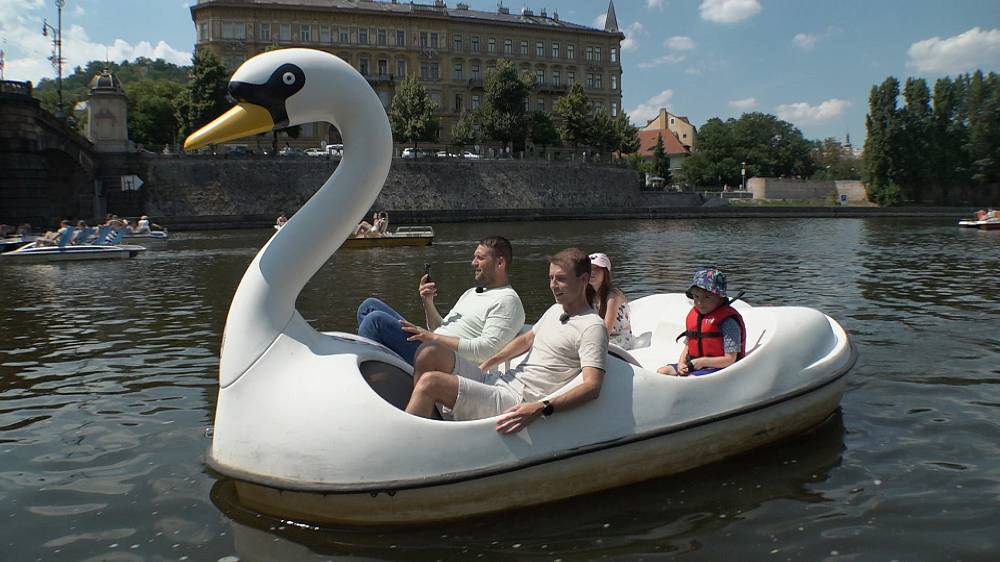 Výměna manželek: Nefunkční rodiny vystřídaly jiné. I tak se budou kapesníky hodit