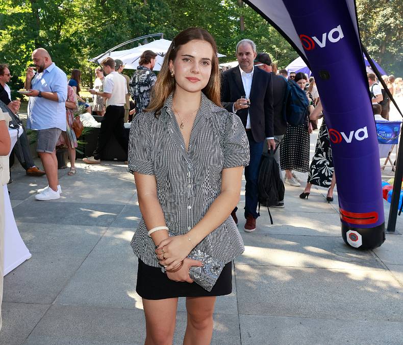 Poznáváte tuto holčičku? Dnes hraje v seriálu Ulice!