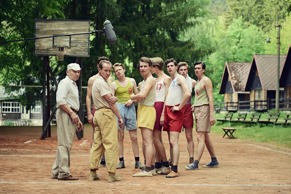 Zapomenutý film o lásce a basketbalu: Příběh, který se odehrává ve stínu velkých dějin