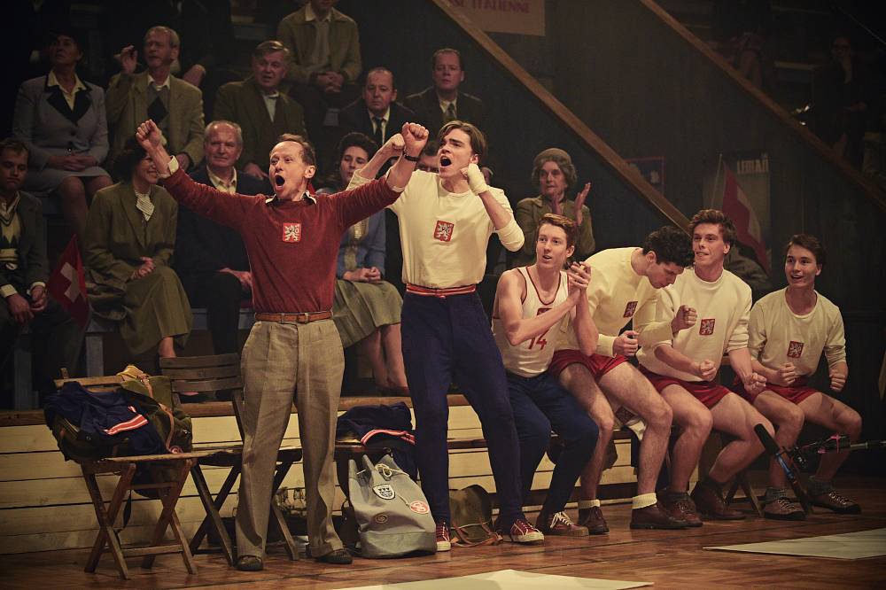 Zapomenutý film o lásce a basketbalu: Příběh, který se odehrává ve stínu velkých dějin