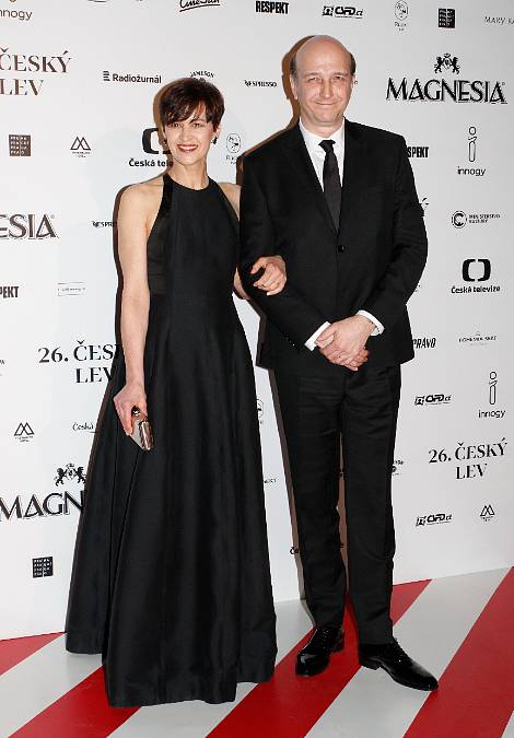 Tento herec je hlasem pražských tramvají a autobusů. Jeho rodina je plná herců