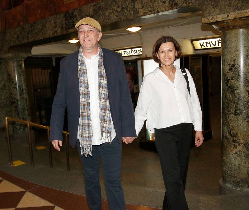 Tento herec je hlasem pražských tramvají a autobusů. Jeho rodina je plná herců