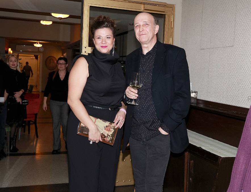 Tento herec je hlasem pražských tramvají a autobusů. Jeho rodina je plná herců