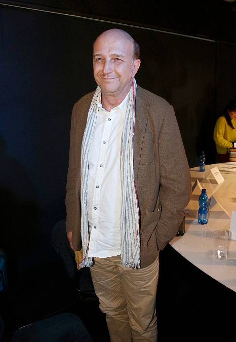 Tento herec je hlasem pražských tramvají a autobusů. Jeho rodina je plná herců