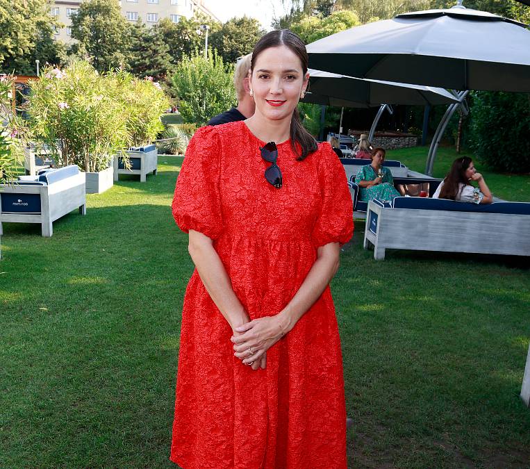 Tato herečka vypadá stejně dobře s krátkými i dlouhými vlasy