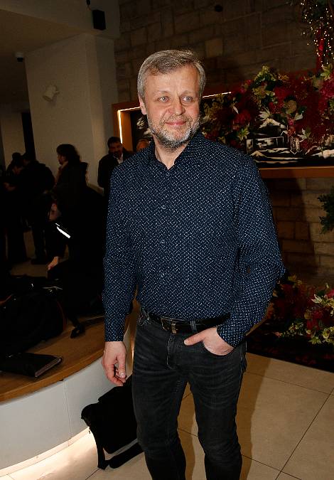 Otec i tři bratři Vasila Fridricha jsou zubaři, on si ale zvolil jinou životní cestu