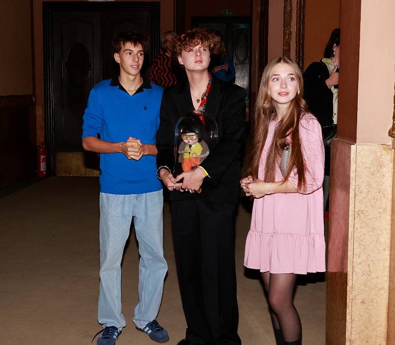 Mladý herec Sebastian Pöthe se na DAMU nechystá. Láká ho ekonomka