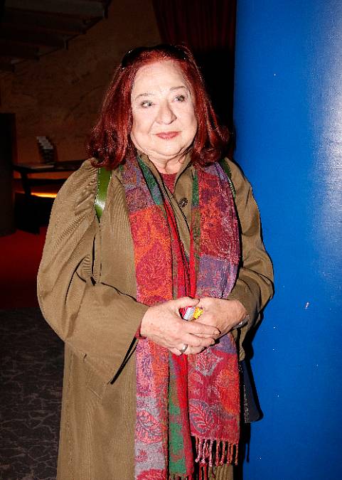 Tato herečka má výraznou barvu hlasu i vlasů. Poznáte ji?