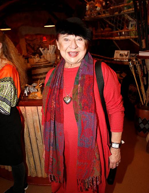 Tato herečka má výraznou barvu hlasu i vlasů. Poznáte ji?