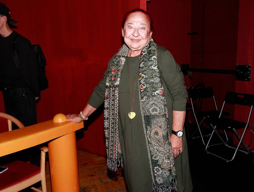 Tato herečka má výraznou barvu hlasu i vlasů. Poznáte ji?