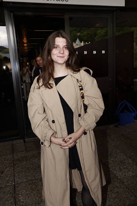 Anna Mercedes Čtvrtníčková není jen slavná dcera a talentovaná herečka. Je i zpěvačka.