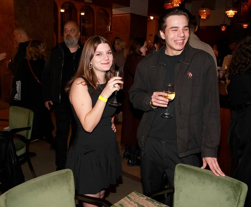 Anna Mercedes Čtvrtníčková není jen slavná dcera a talentovaná herečka. Je i zpěvačka.