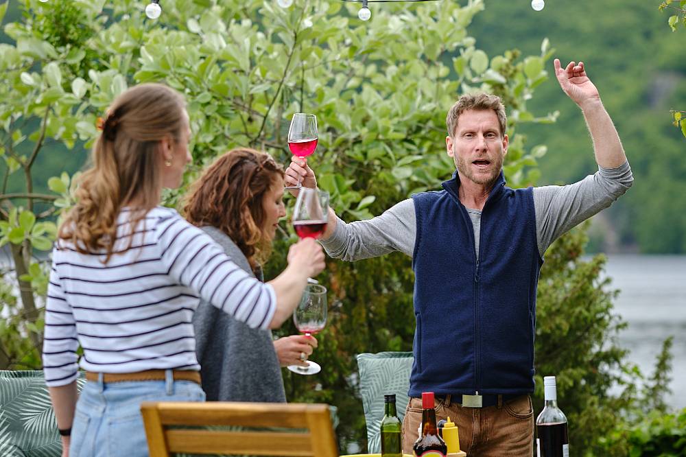 Miluje ji, ale riskoval by život? Film Něco za něco roztrhá iluze o lásce