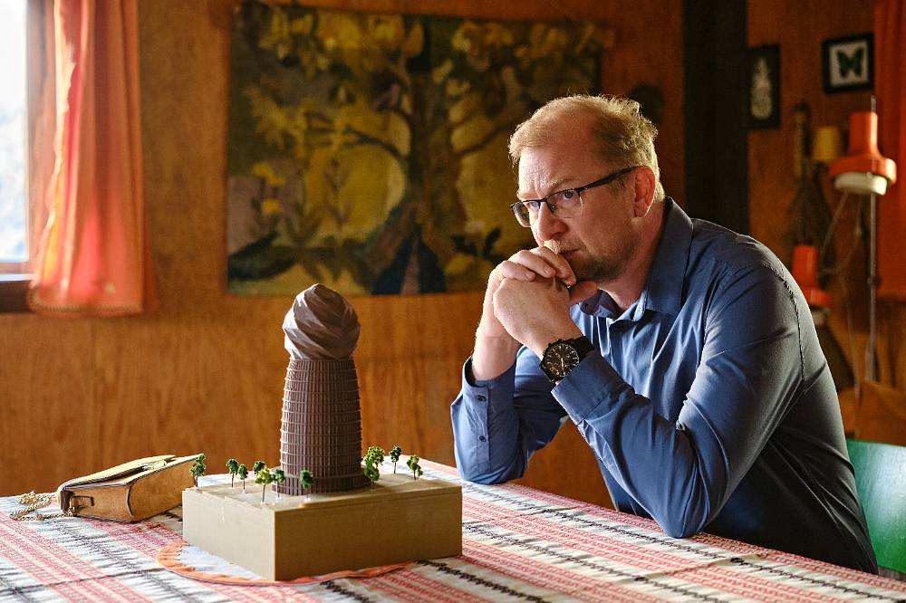 Miluje ji, ale riskoval by život? Film Něco za něco roztrhá iluze o lásce