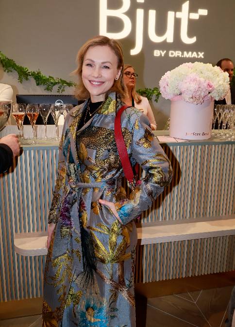 Vlastina Svátková je herečka, spisovatelka i malířka, která vystavuje v zahraničí