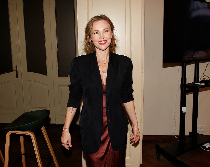 Vlastina Svátková je herečka, spisovatelka i malířka, která vystavuje v zahraničí