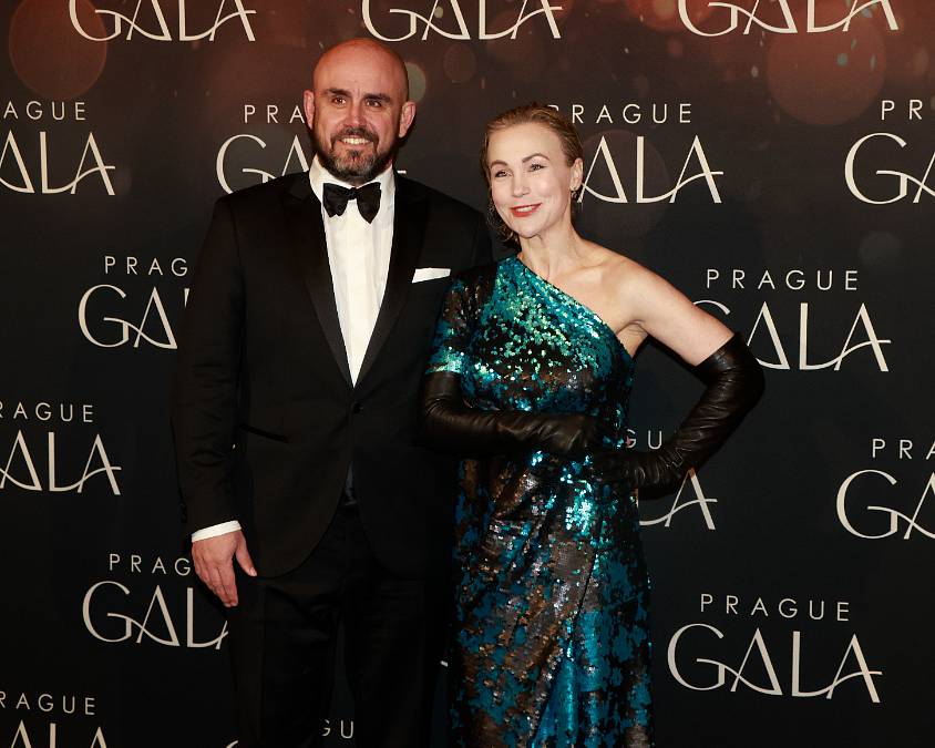 Vlastina Svátková je herečka, spisovatelka i malířka, která vystavuje v zahraničí