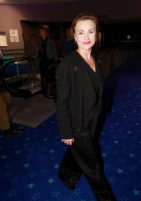 Vlastina Svátková je herečka, spisovatelka i malířka, která vystavuje v zahraničí