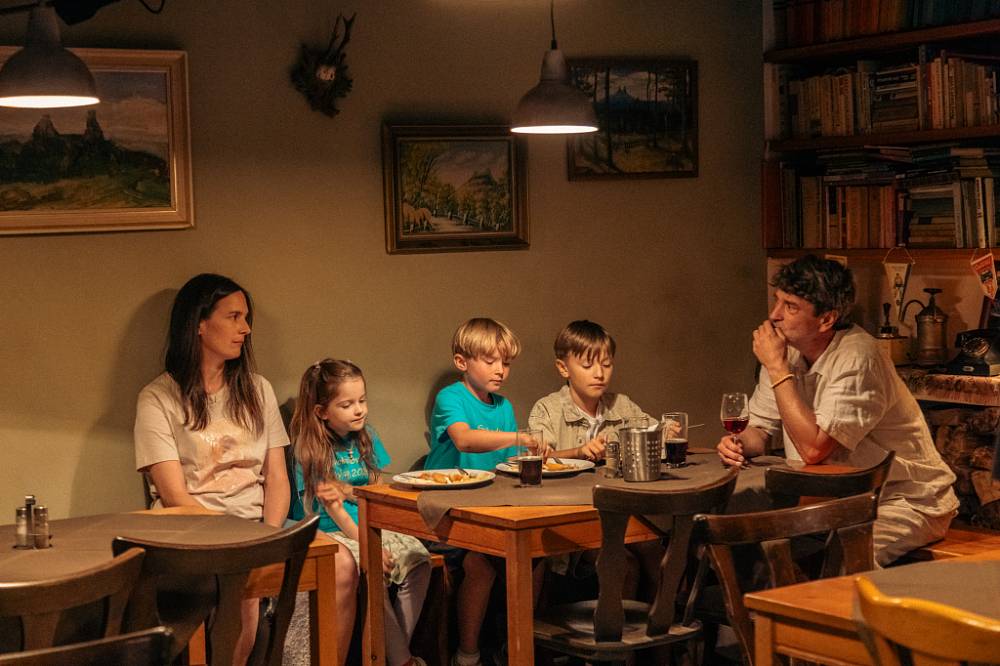 Skvělé obsazení a povědomé situace přináší do kin poctivou českou zábavu pro celou rodinu