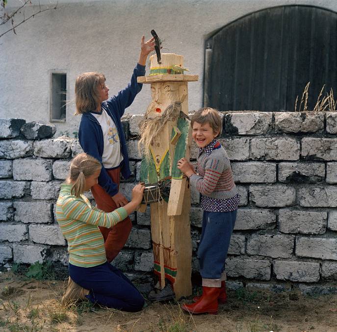 Zapomenuté seriály: Bez politiky, zato s dobrodružstvím. Tajemství proutěného košíku si získalo celé generace