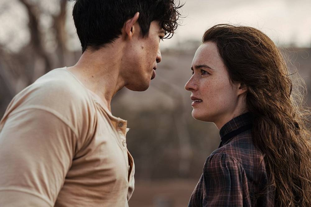 Netflix oprášil více než stoletou klasiku. Slavný příběh, který kdysi odstartoval kariéru Sama Neilla, se vrací jako velkolepý seriál