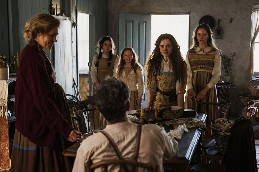 Netflix oprášil více než stoletou klasiku. Slavný příběh, který kdysi odstartoval kariéru Sama Neilla, se vrací jako velkolepý seriál