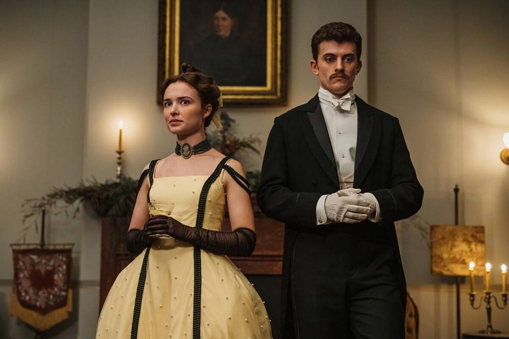 Netflix oprášil více než stoletou klasiku. Slavný příběh, který kdysi odstartoval kariéru Sama Neilla, se vrací jako velkolepý seriál