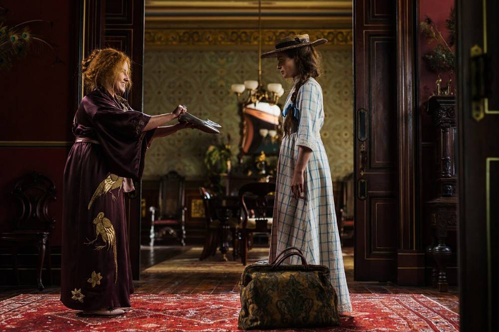 Netflix oprášil více než stoletou klasiku. Slavný příběh, který kdysi odstartoval kariéru Sama Neilla, se vrací jako velkolepý seriál