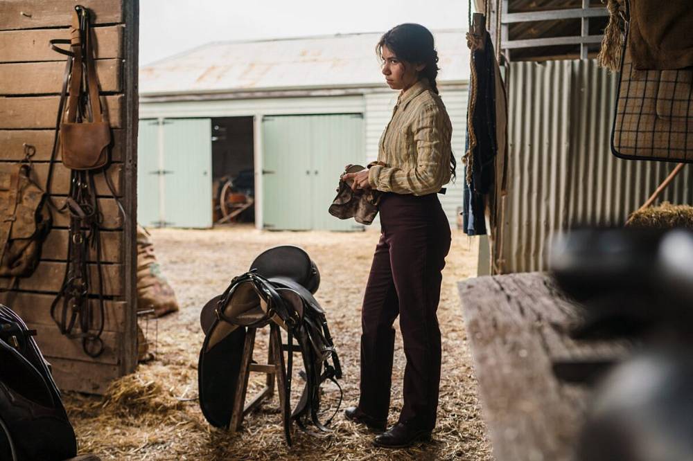 Netflix oprášil více než stoletou klasiku. Slavný příběh, který kdysi odstartoval kariéru Sama Neilla, se vrací jako velkolepý seriál